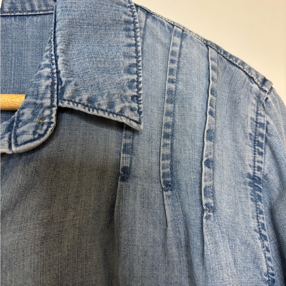 Anthropologie Cloth & Stone Light Blue Chambray Pintuck Shirt - Picture 3 of 6